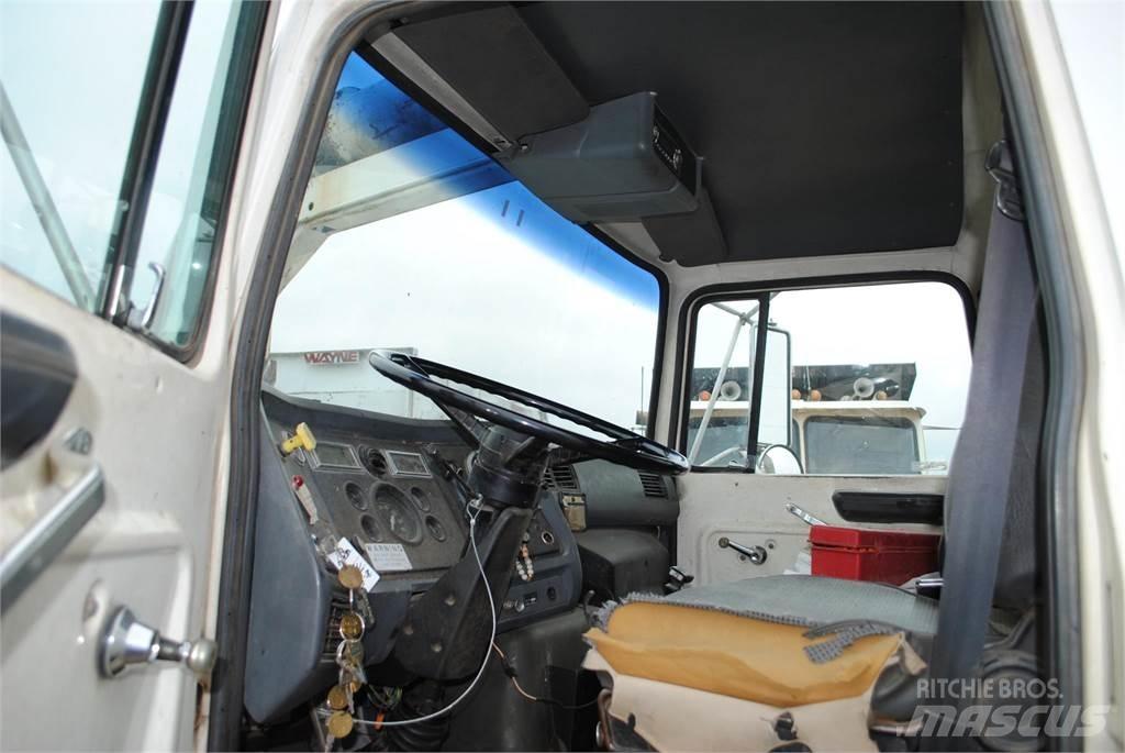 Ford L8000 탱커 트럭
