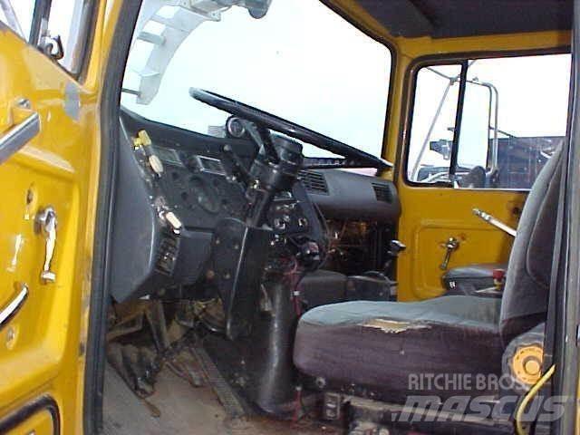 Ford L8000 탱커 트럭