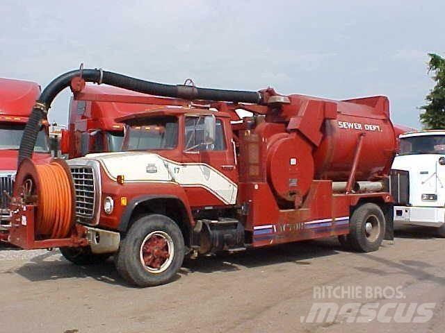 Ford L8000 탱커 트럭