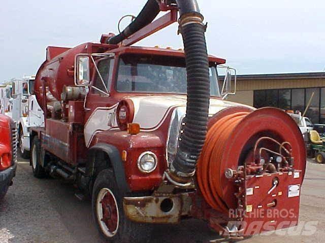 Ford L8000 탱커 트럭