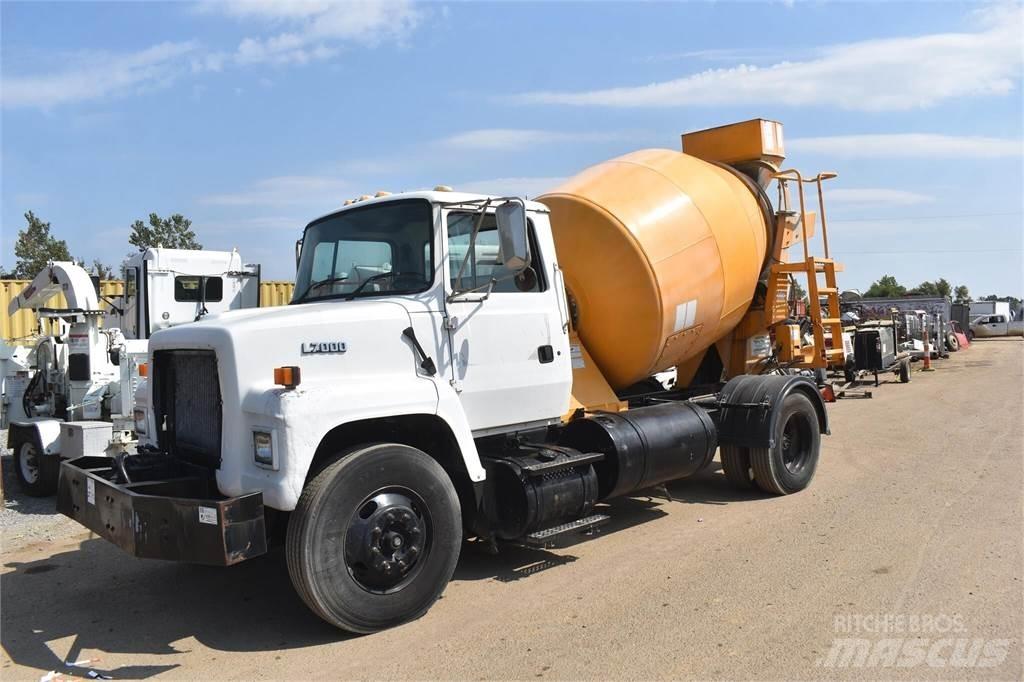 Ford LN7000 콘크리트 믹서트럭
