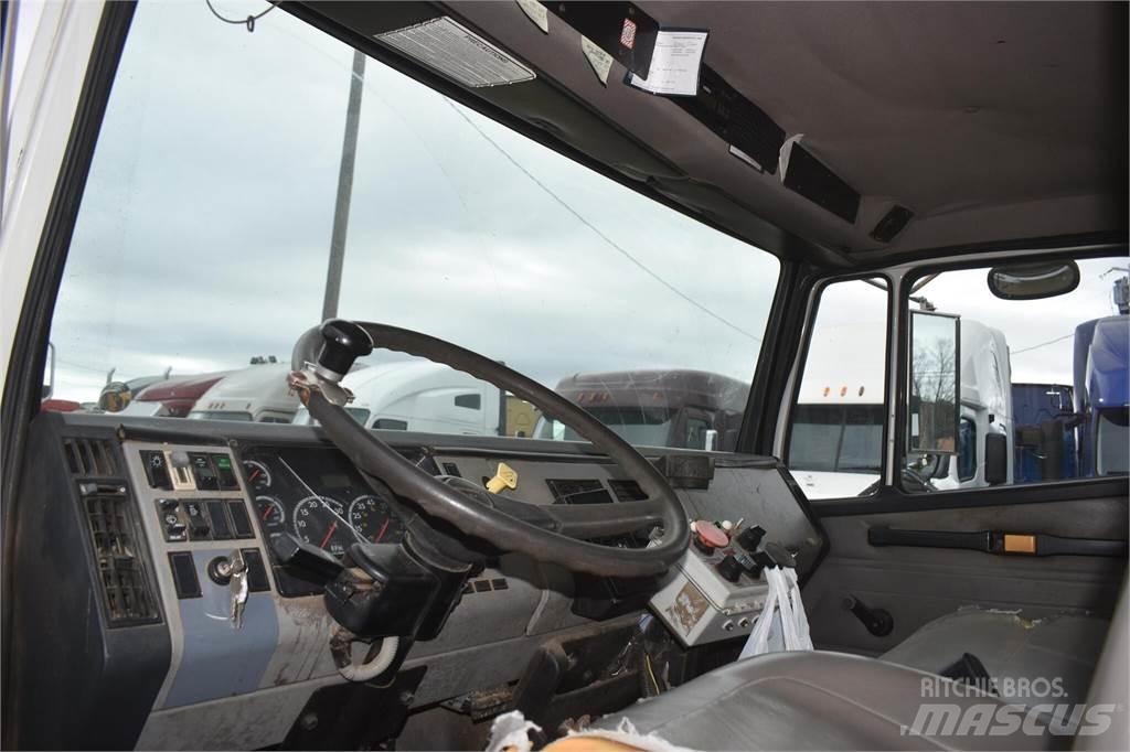 Freightliner FL70 탱커 트럭