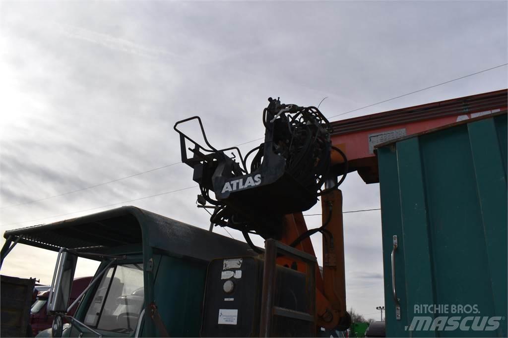 International 4700 크레인 트럭