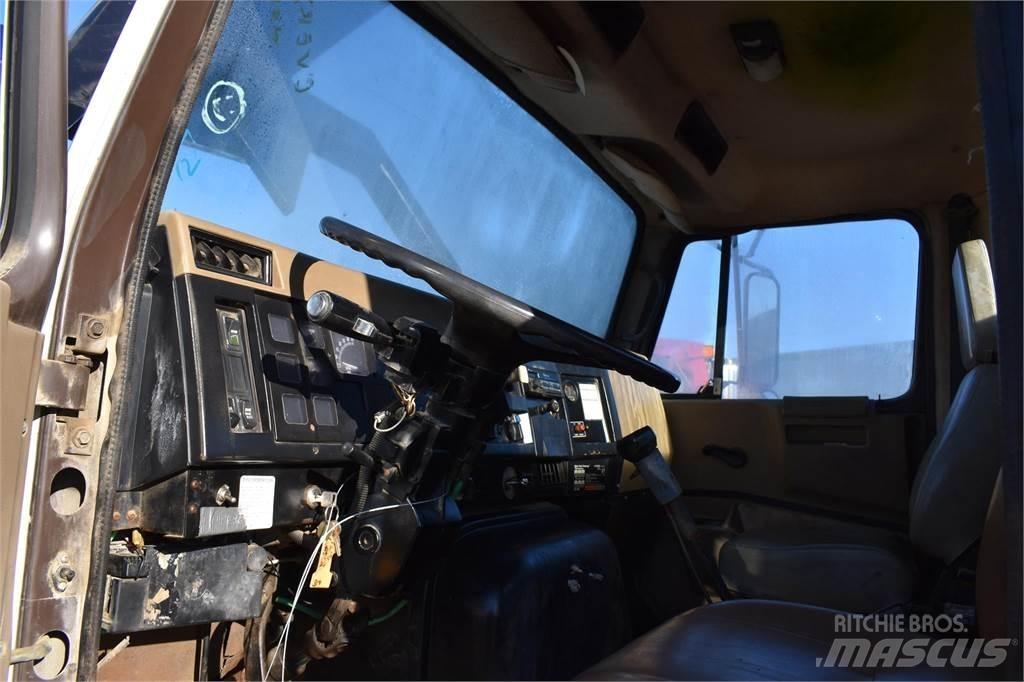 International 8200 크레인 트럭