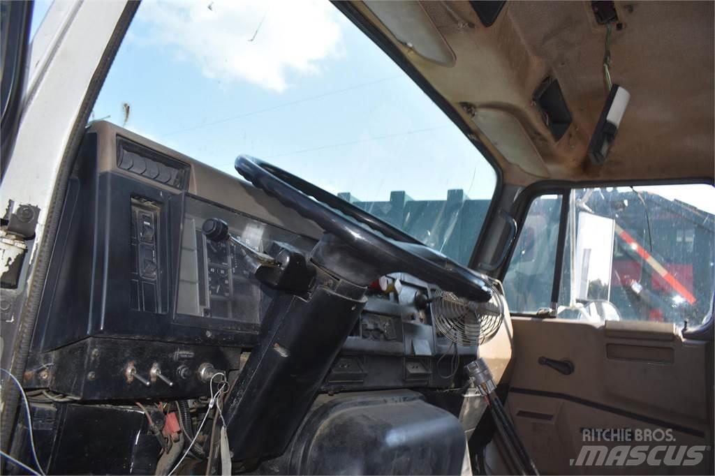 International 8200 탱커 트럭