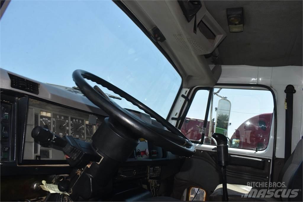 International 8200 덤프 트럭