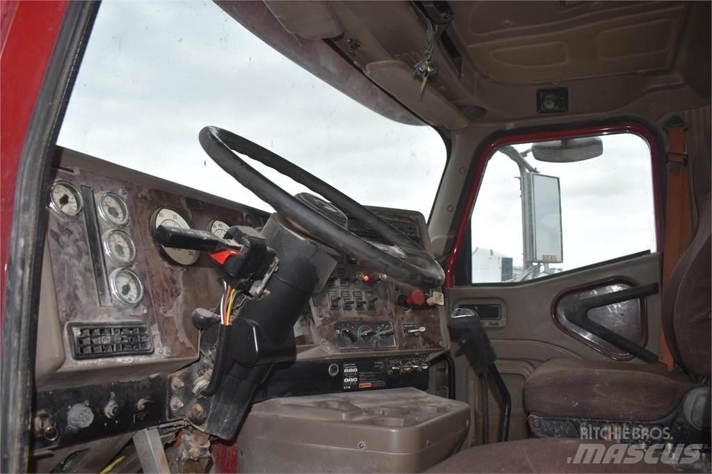 International 9200 탱커 트럭