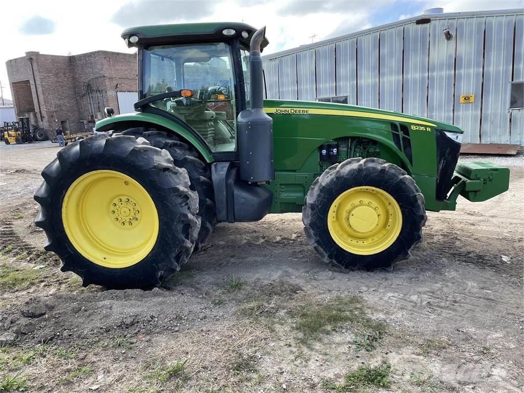 John Deere 8235R 트랙터