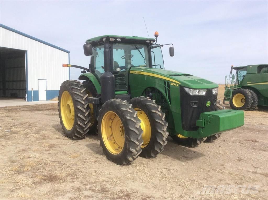 John Deere 8235R 트랙터