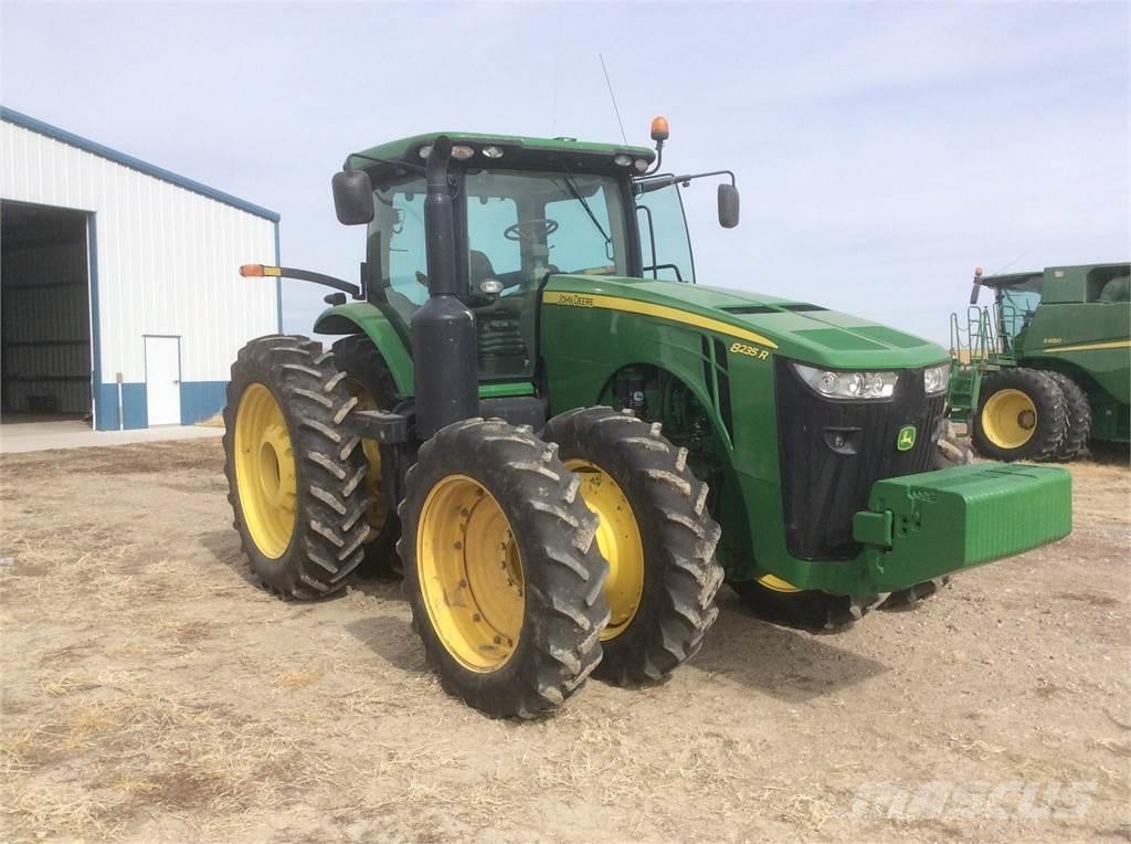 John Deere 8235R 트랙터