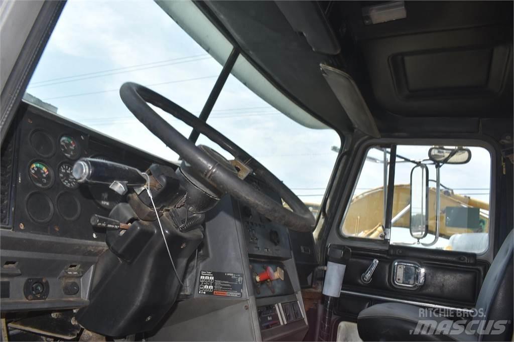 Mack CH613 탱커 트럭