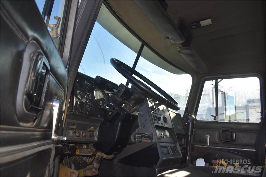 Mack CL713 덤프 트럭
