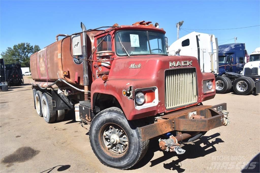 Mack DM685S 탱커 트럭
