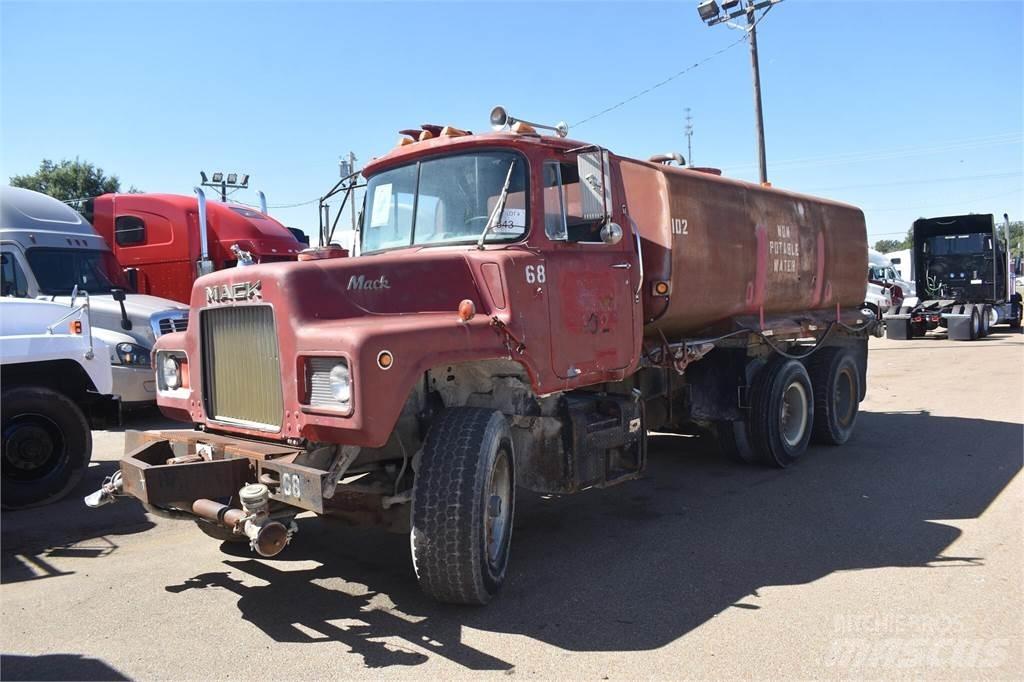 Mack DM685S 탱커 트럭