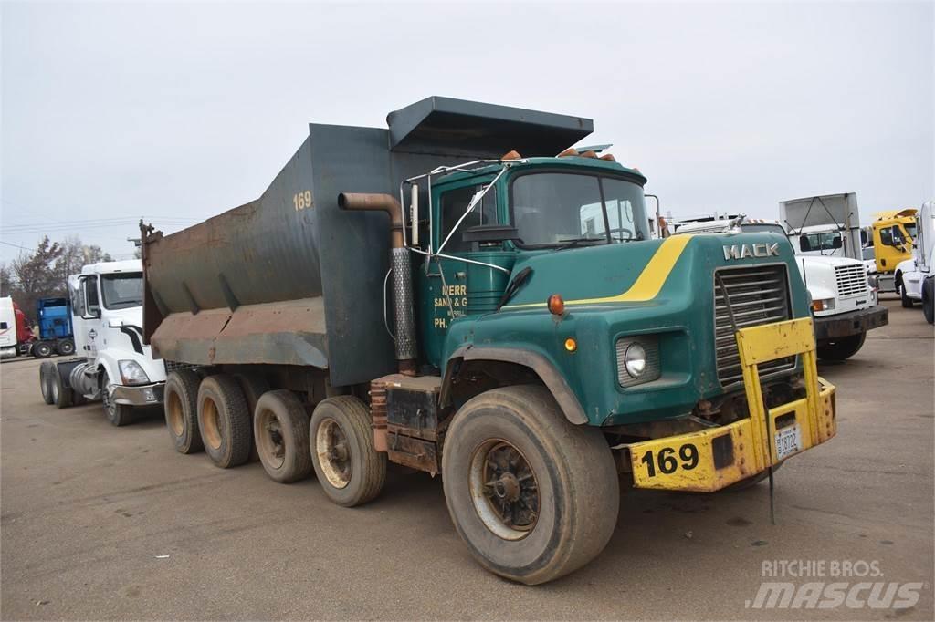 Mack DM688 덤프 트럭