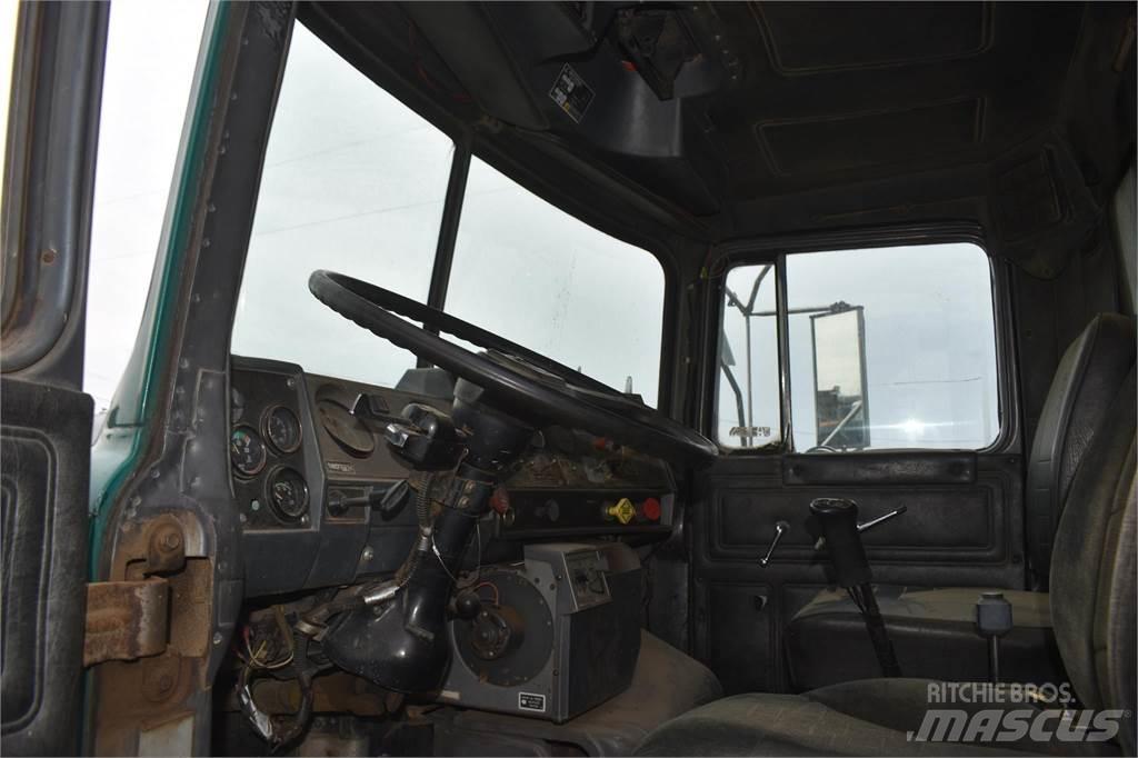Mack DM688 덤프 트럭