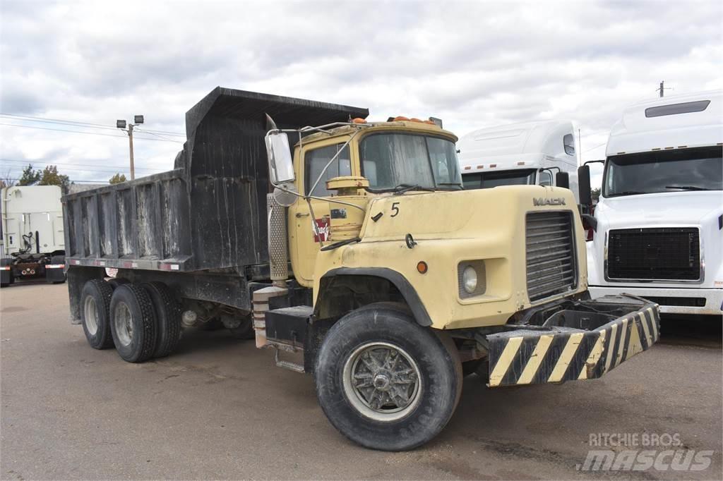 Mack DM690S 덤프 트럭