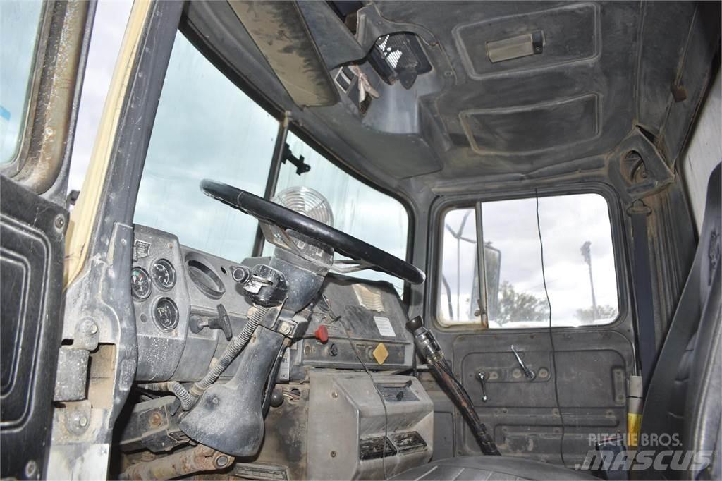 Mack DM690S 덤프 트럭