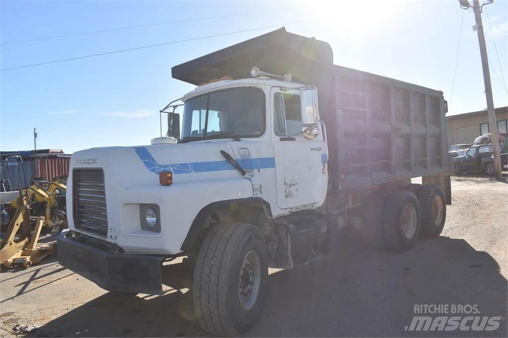 Mack DM690S 덤프 트럭