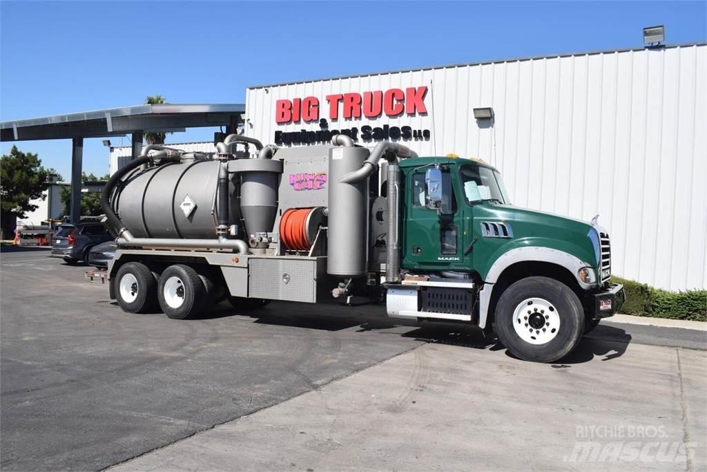 Mack GRANITE GU713 탱커 트럭