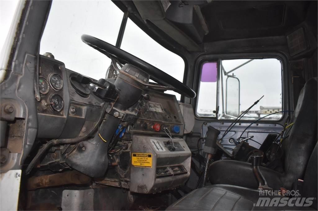 Mack RD688S 크레인 트럭