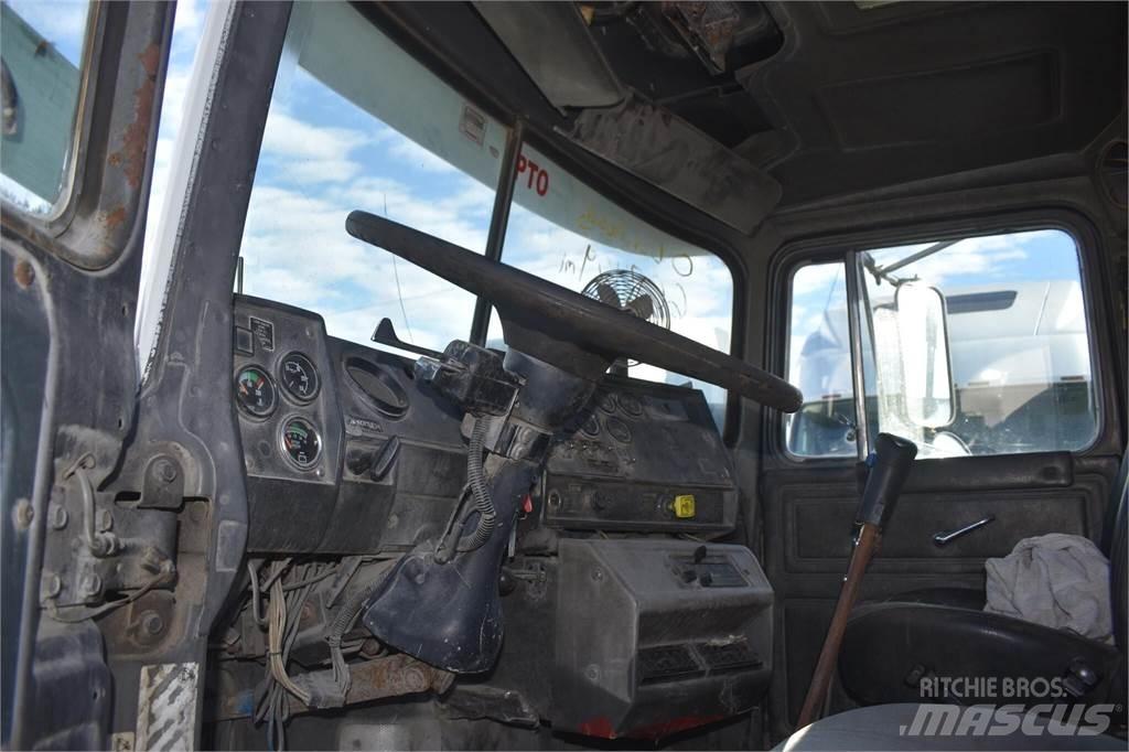 Mack RD688S 덤프 트럭