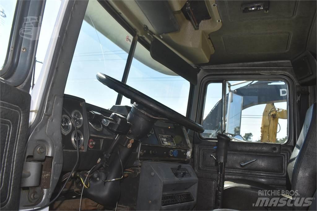 Mack RD690S 덤프 트럭