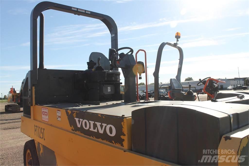 Volvo PT125C 공기 타이어 롤러