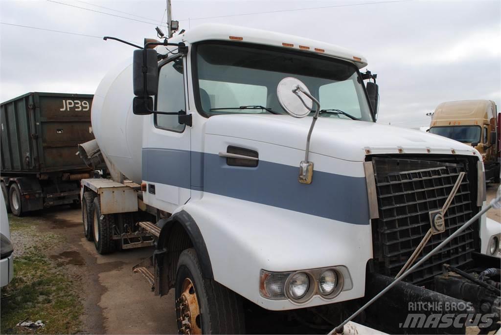 Volvo VHD64B200 콘크리트 믹서트럭