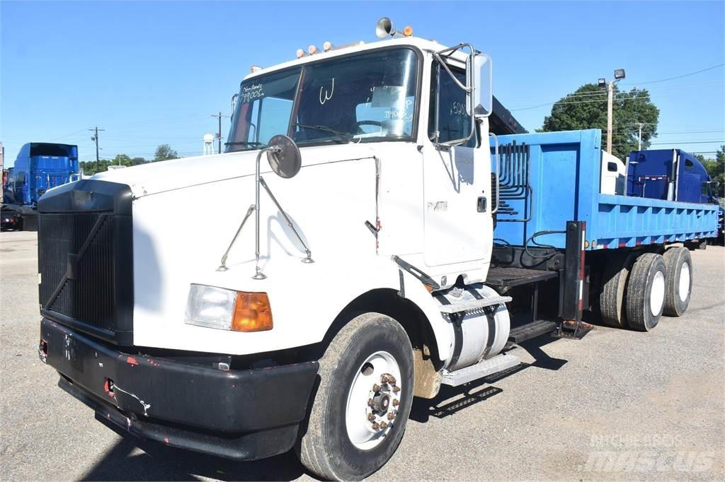 Volvo WG64 크레인 트럭