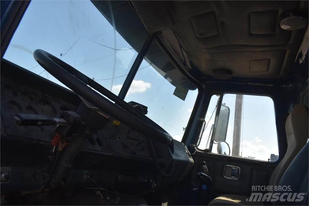 Volvo WG64T 덤프 트럭