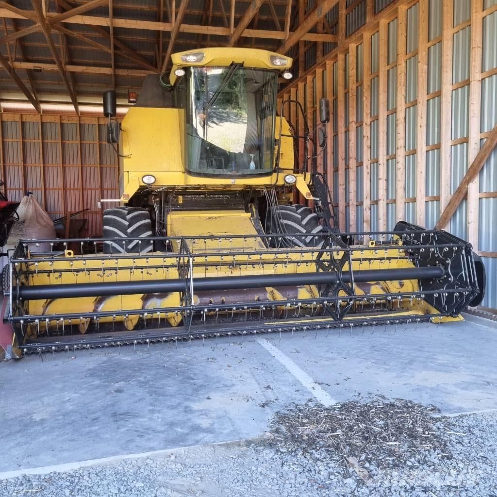 New Holland TC 5070 콤바인 수확기