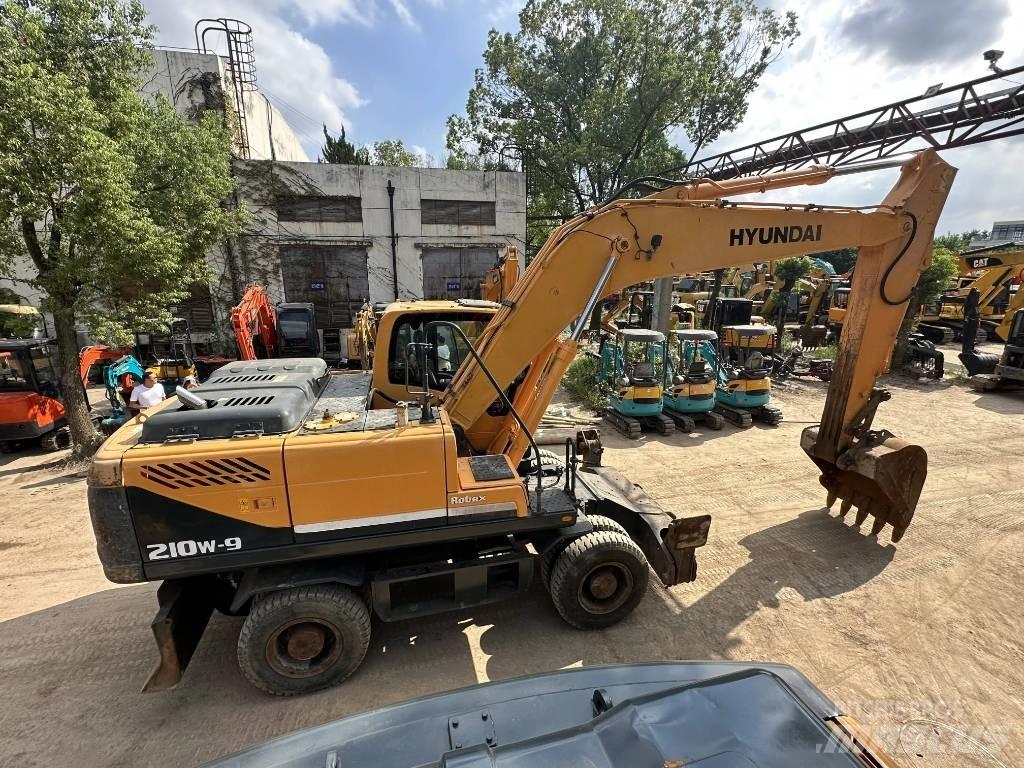 Hyundai R210W-9  휠 굴삭기
