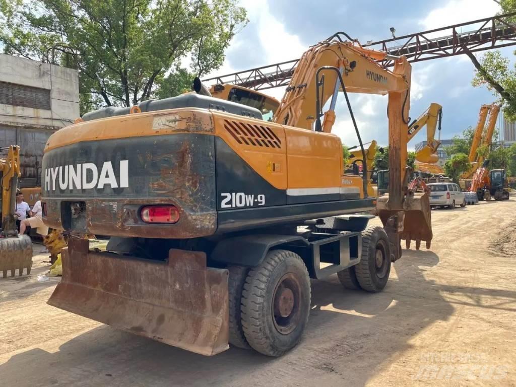 Hyundai R210W-9  휠 굴삭기