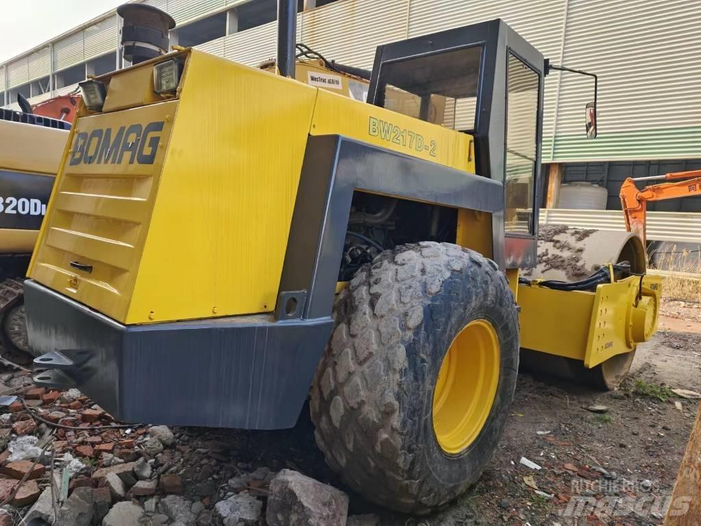 Bomag BW 217 싱글 드럼 롤러