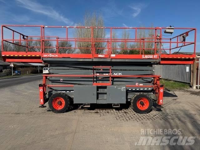 SkyJack SJ 9250 RT 가위형 리프트