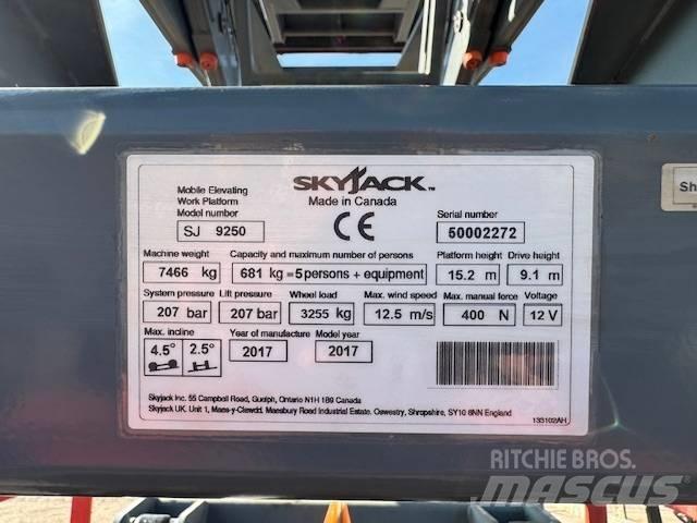SkyJack SJ 9250 RT 가위형 리프트