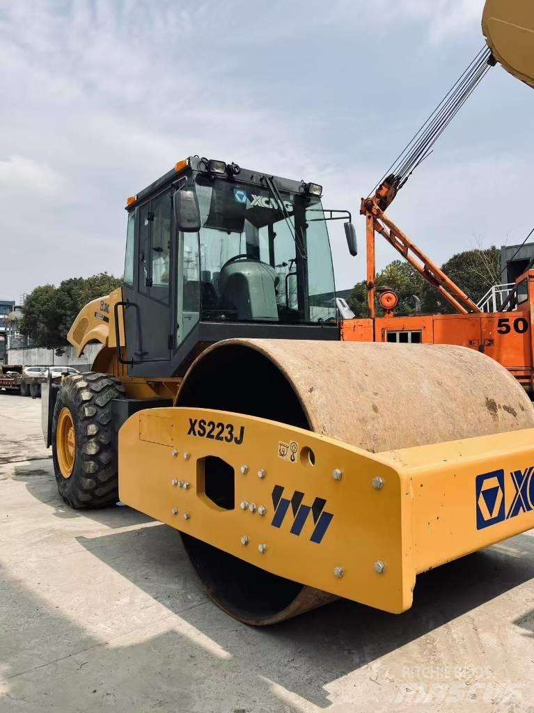 XCMG XS 223 J 싱글 드럼 롤러