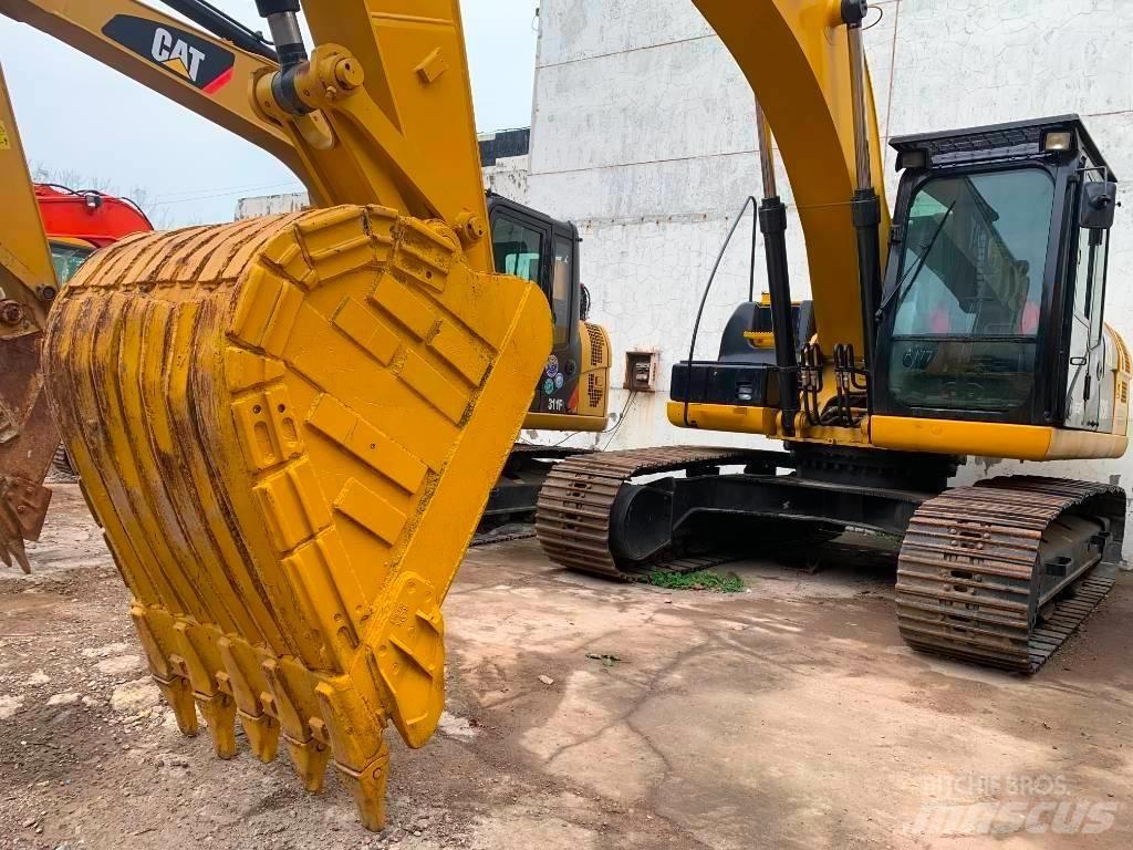 CAT 323 D L 대형 굴삭기 29톤 이상