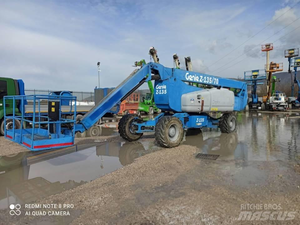 Genie Z 135/70 관절형 전동이동 리프트