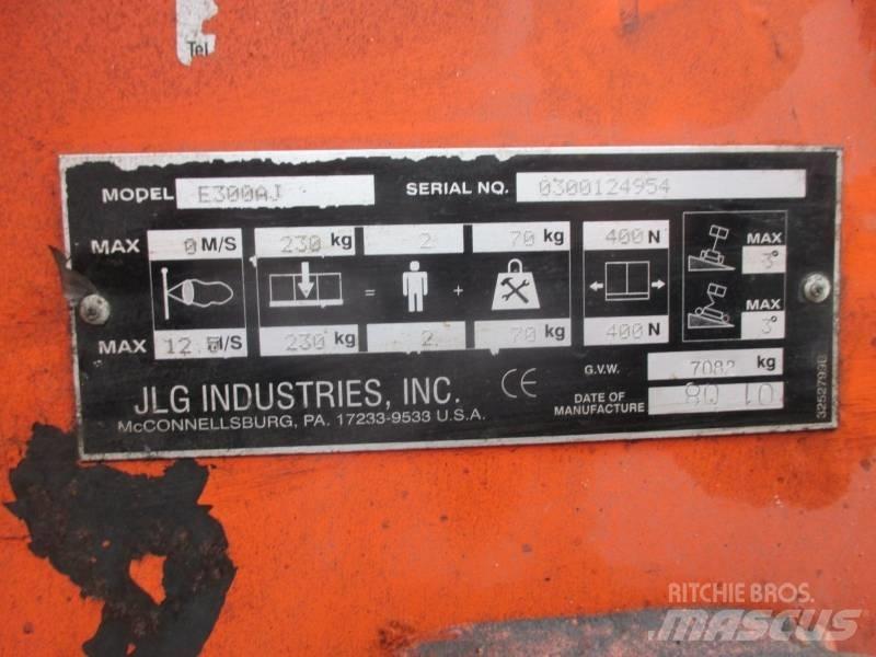 JLG E 300 AJ 관절형 전동이동 리프트