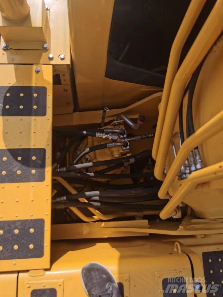 Komatsu PC 200 대형 굴삭기 29톤 이상