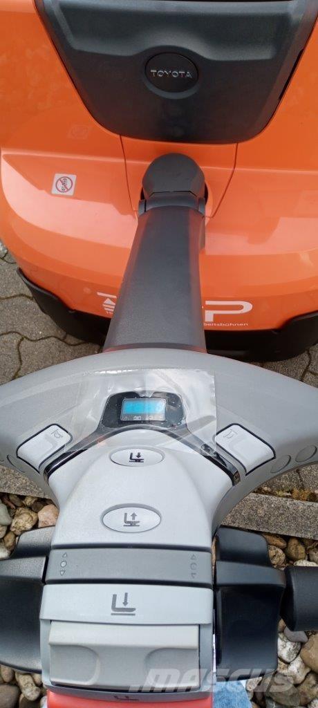 Toyota SWE120L 보행식 리치 지게차