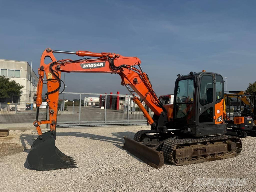 Doosan DX 80 R 중형굴삭기 7톤-28톤