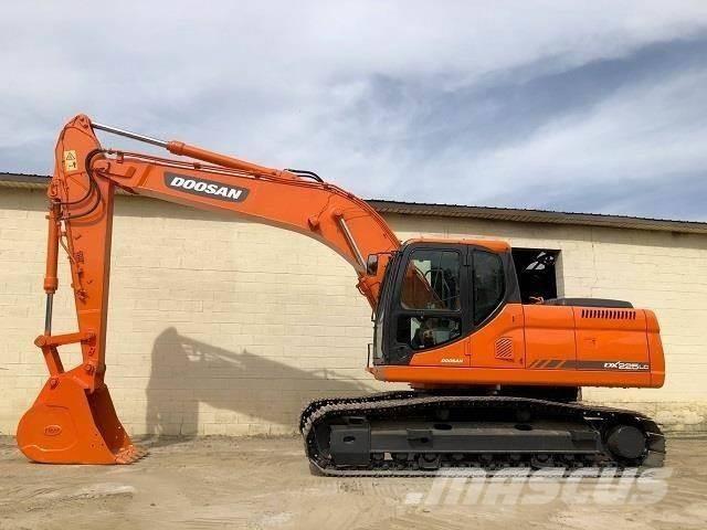 Doosan DX 225 대형 굴삭기 29톤 이상