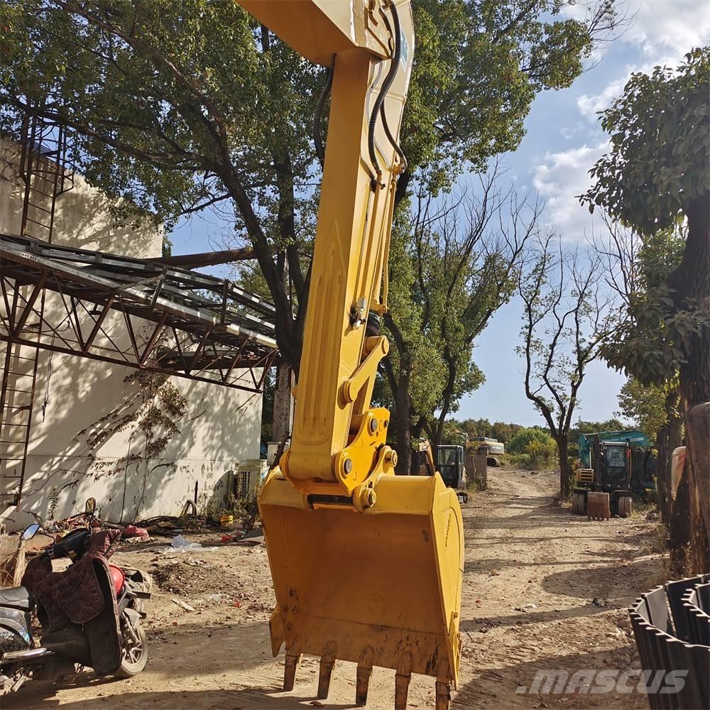 Komatsu PC 240 대형 굴삭기 29톤 이상