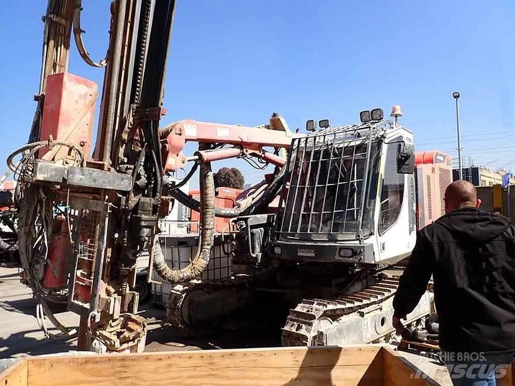 Sandvik DX800 도로 굴착기