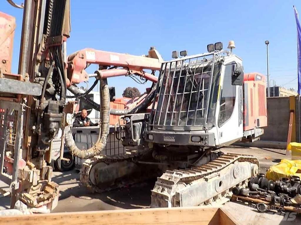 Sandvik DX800 도로 굴착기