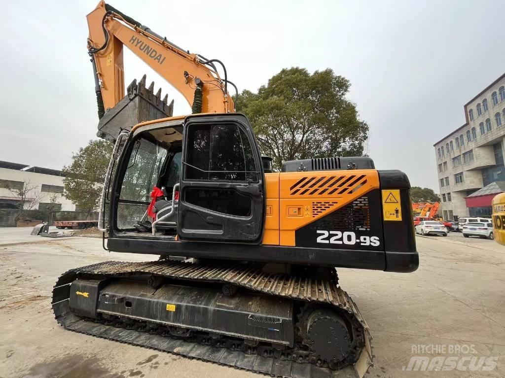 Hyundai R220-9S  휠 굴삭기