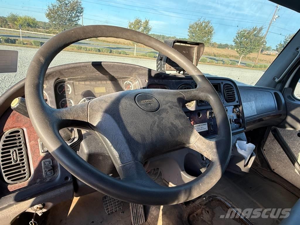 Freightliner M2 폐기물 수거 트럭